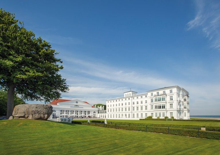 Kurshaus und Kurhauswiese im Sommer 